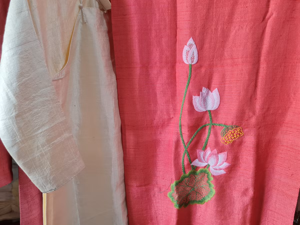 Nghe nhan Phan Thi Thuan: Doc dao ky thuat det lua to sen-Hinh-3