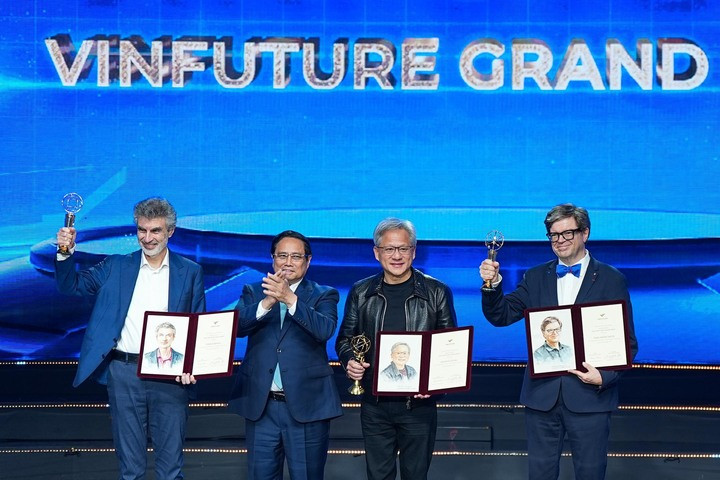 Giáo sư Yoshua Bengio (ngoài cùng bên trái) nhận giải thưởng VinFuture 2024. Ảnh: VGP Nhật Bắc.