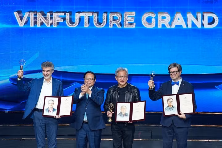 Giáo sư Yoshua Bengio (ngoài cùng bên trái) nhận giải thưởng VinFuture 2024. Ảnh: VGP Nhật Bắc.