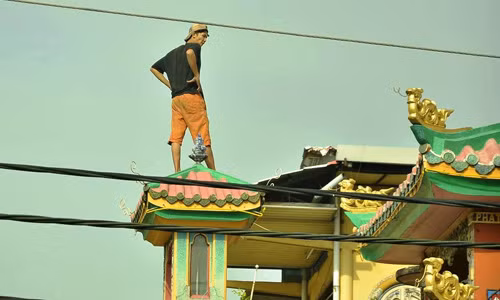 Dang “giai cuu” nam thanh nien co thu tren noc chua o TP.HCM-Hinh-4