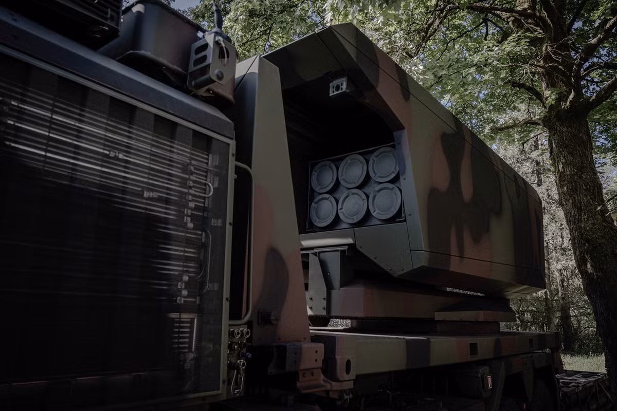 Như vậy, GMARS trở thành đối thủ nặng ký của hệ thống pháo phản lực cơ động cao M142 (HIMARS). Quá trình phát triển GMARS bắt đầu vào năm 2023, kết hợp công nghệ HIMARS và khung gầm Rheinmetall HX 8x8. Vì mạnh hơn M142 nên bệ phóng có thể mang theo hai bệ phóng tên lửa thay vì một.