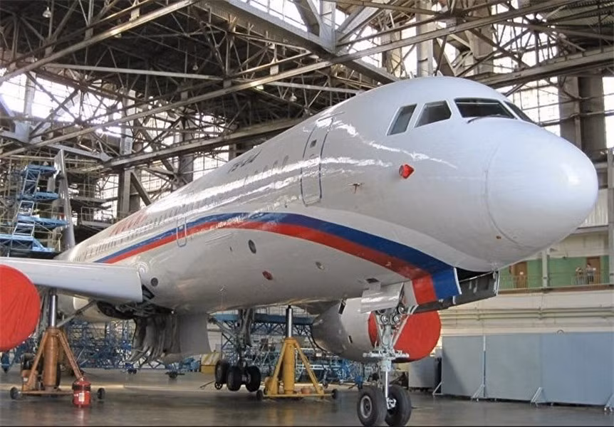 Như đại diện của Tập đoàn UAC giải thích, các hệ thống và thiết bị do Nga sản xuất sẽ được lắp đặt trên máy bay, dần dần thay thế linh kiện nước ngoài và khiến chiếc Tu-214 trở nên hoàn toàn "nội địa".