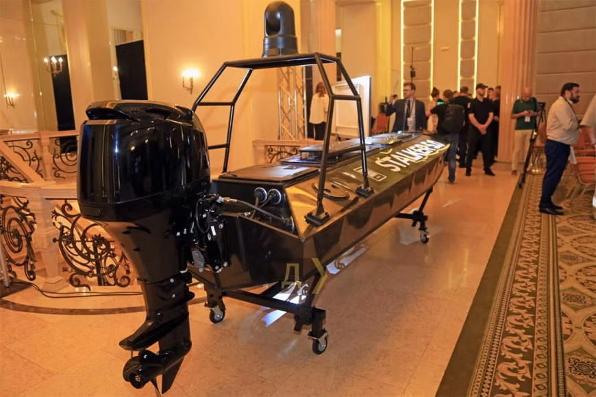 Các chuyên gia Ukraine đã phát triển một loại máy bay không người lái hàng hải mới có tên Stalker 5.0. Người ta tuyên bố rằng chiếc thuyền không người lái này không chỉ có thể được sử dụng như một máy bay không người lái kamikaze để tiêu diệt mục tiêu mà còn thực hiện các nhiệm vụ khác, chẳng hạn như trinh sát và vận chuyển hàng hóa, đồng thời nó cũng có thể thực hiện tuần tra ở các khu vực ven biển hoặc cửa sông.