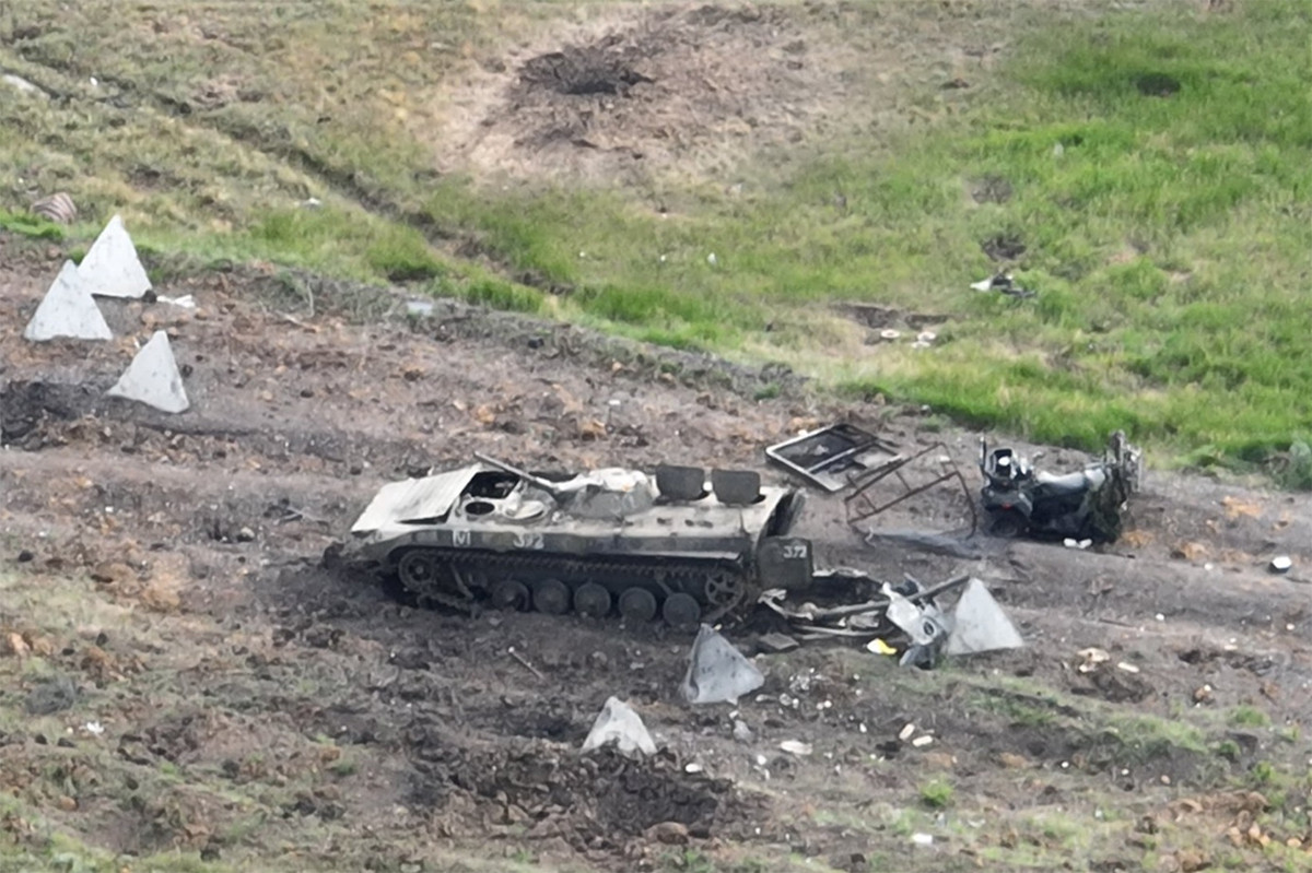 Staromaiorske cách thành phố Mariupol đang nằm trong tay quân Nga khoảng 90km về phía nam. Khu định cư này, cũng như làng Urozhaine, nằm ngoài rìa đầu cầu phía nam vùng Donetsk, nơi quân đội Ukraine tuyên bố đã giành lại quyền kiểm soát từ mùa hè năm ngoái. 