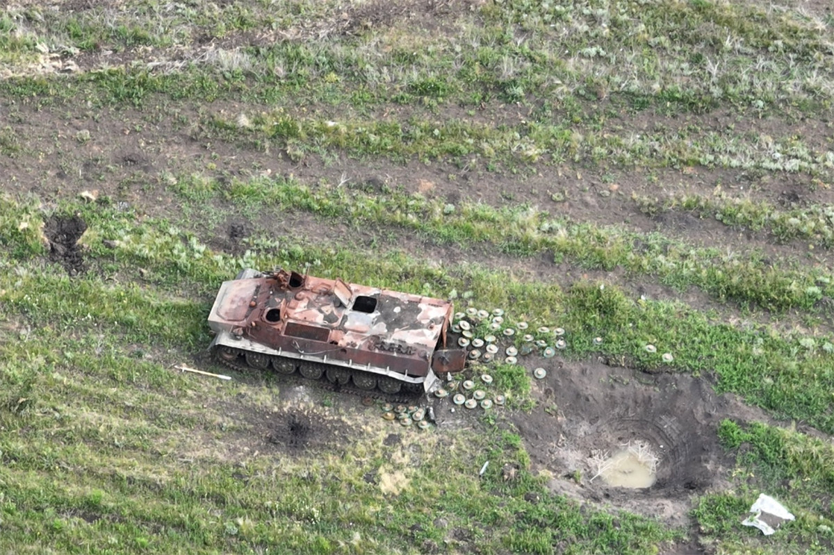 Kriegsforscher giải thích, “nghĩa địa” khí tài mới xuất hiện ở Staromaiorske bao gồm xác của các xe tăng và xe chiến đấu bộ binh bọc thép của Nga bị loại biên trong những vụ đụng độ ác liệt ở ngôi làng. 