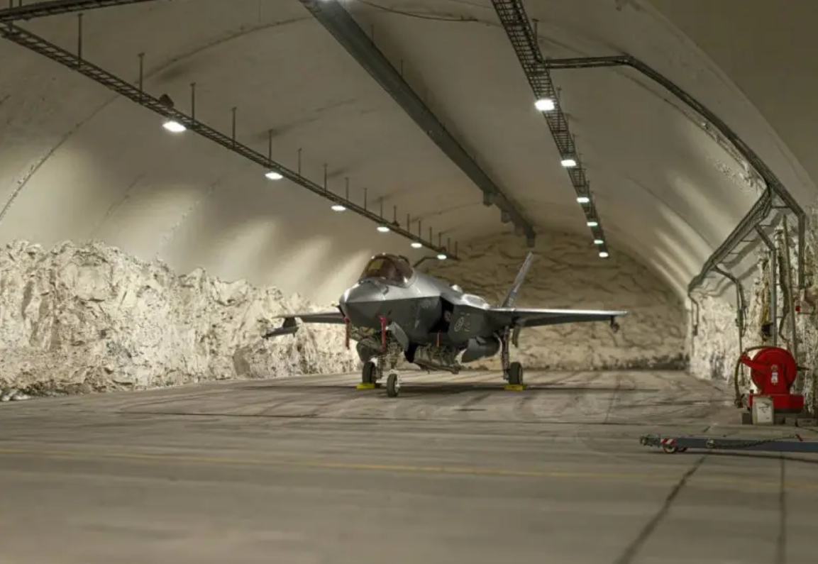 Bardufoss là căn cứ không quân lâu đời nhất của Không quân Na Uy. Trong Chiến tranh thế giới thứ hai, sau khi lực lượng Đồng minh rút khỏi Na Uy, căn cứ không quân đã bị quân Đức chiếm giữ và được họ sử dụng làm căn cứ cho máy bay chiến đấu, máy bay ném bom và máy bay trinh sát hoạt động chống lại các đoàn tàu hải quân ở khu vực Murmansk. Ngoài ra, các máy bay chiến đấu tại căn cứ không quân này còn hỗ trợ trên không cho các hoạt động của Hải quân Đức trong khu vực.