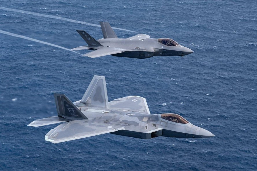 F-22 Raptor dài 18,9m, cao 5,10m, có sải cánh 13,6m, trọng lượng rỗng 19,7 tấn, trọng lượng cất cánh tối đa 38 tấn; sở hữu diện tích phản xạ radar (RCS) cực nhỏ (chỉ vào khoảng 0,0001m2 - tương đương đồng xu, thậm chí viên bi; để so sánh: RSC của Su-57 lên tới 0,5m2 và F-35 là 0,001m2). F-22 có thể kết hợp khả năng tàng hình và tốc độ bay siêu âm, vận tốc hành trình ở mức Mach 1.8 (hơn 2.200km/h), có độ bền cơ học khá cao. Ngoài EF-2000 của Châu Âu, chưa có loại máy bay nào khác làm được điều này kể cả F-35 và Su-57.