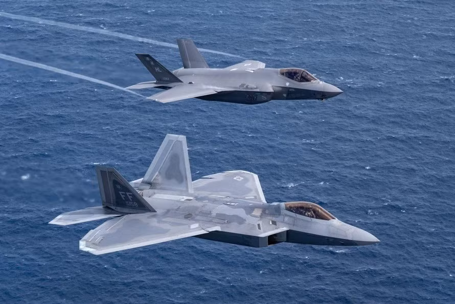 F-22 Raptor dài 18,9m, cao 5,10m, có sải cánh 13,6m, trọng lượng rỗng 19,7 tấn, trọng lượng cất cánh tối đa 38 tấn; sở hữu diện tích phản xạ radar (RCS) cực nhỏ (chỉ vào khoảng 0,0001m2 - tương đương đồng xu, thậm chí viên bi; để so sánh: RSC của Su-57 lên tới 0,5m2 và F-35 là 0,001m2). F-22 có thể kết hợp khả năng tàng hình và tốc độ bay siêu âm, vận tốc hành trình ở mức Mach 1.8 (hơn 2.200km/h), có độ bền cơ học khá cao. Ngoài EF-2000 của Châu Âu, chưa có loại máy bay nào khác làm được điều này kể cả F-35 và Su-57.
