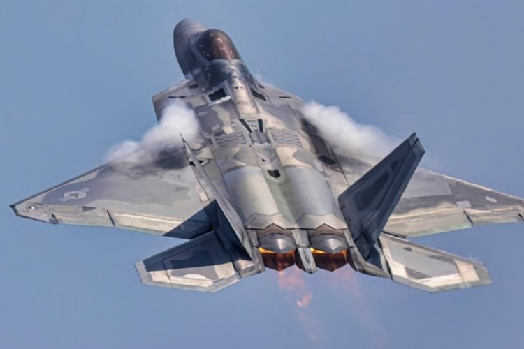 Tiêm kích F-22 rất được Nhật Bản và Australia quan tâm nhưng luật liên bang cấm xuất khẩu loại máy bay này nên Không quân Mỹ là khách hàng duy nhất. Mỗi chiếc F-22 có giá từ 137 triệu USD đến 340 triệu USD, tùy thuộc vào cách tính chi phí bay.