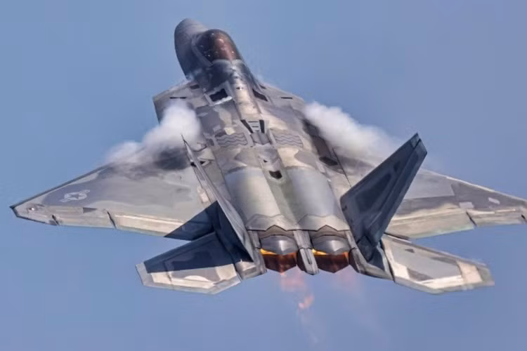 Tiêm kích F-22 rất được Nhật Bản và Australia quan tâm nhưng luật liên bang cấm xuất khẩu loại máy bay này nên Không quân Mỹ là khách hàng duy nhất. Mỗi chiếc F-22 có giá từ 137 triệu USD đến 340 triệu USD, tùy thuộc vào cách tính chi phí bay.