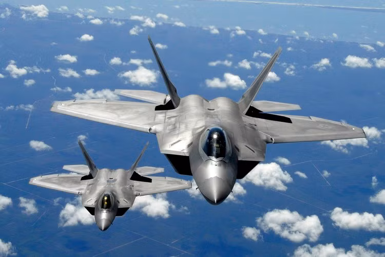 F-22 Raptor chính thức có trong biên chế Không quân Mỹ từ năm 2005, lần đầu tiên tham gia nhiệm vụ phá hủy bộ chỉ huy của quân khủng bố IS năm 2015, là một trong hai mẫu chiến đấu cơ thế hệ thứ 5 duy nhất trên thế giới đã đi vào biên chế và thực chiến.