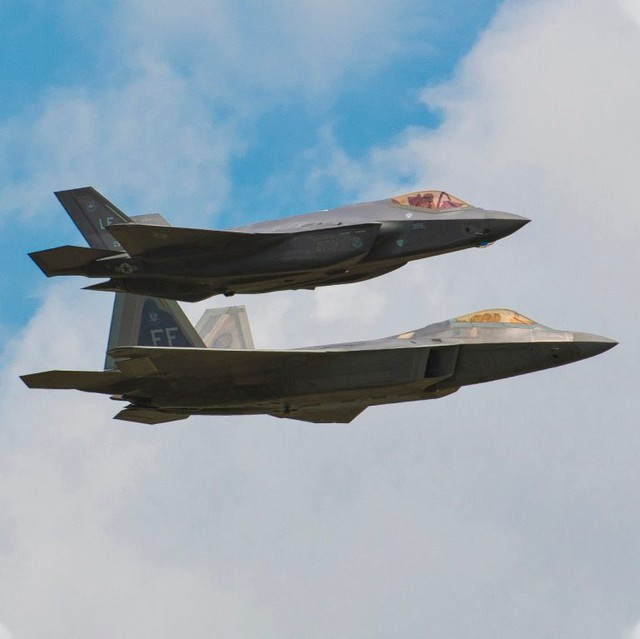 Về tên lửa không đối không, F-22 mang theo 6 tên lửa tầm xa AIM-120D AMRAAM và 2 tên lửa tầm ngắn AIM-9X trong khoang vũ khí bên trong, tức có trọng tải tương tự như chiếc F-15C tiền nhiệm và gấp hai lần F-35A. AIM-120D có tầm bắn 180km và thay thế cho tên lửa AIM-120C cũ hơn có tầm bắn 105km.