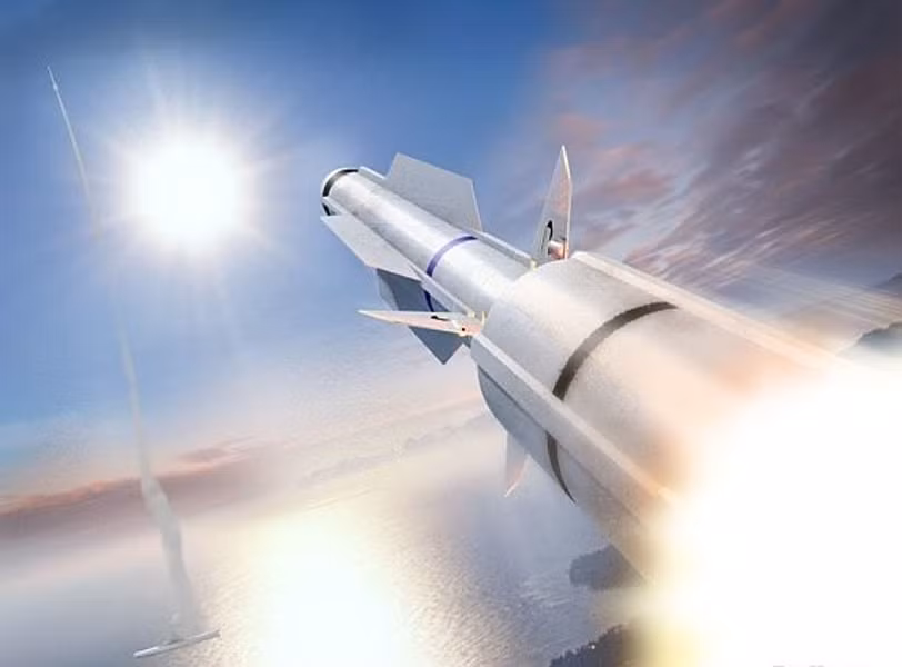 Giới chuyên gia phân tích đã đưa ra hai luồng ý kiến giải thích sự xuất hiện của tên lửa phòng không tầm xa SM-6 trên máy bay chiến đấu F/A-18 Super Hornet của Hải quân Mỹ.