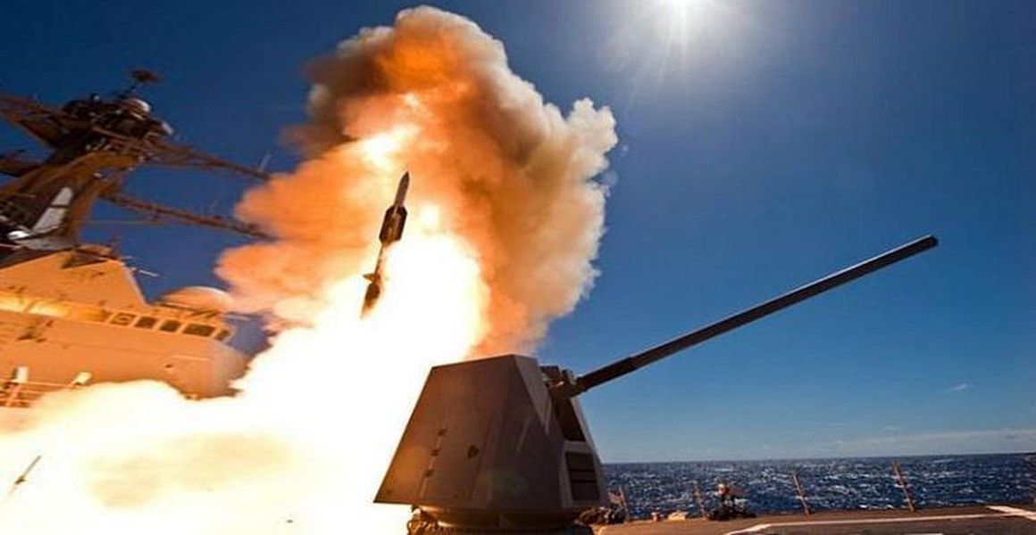 Thông số kỹ thuật của tên lửa SM-6 cực kỳ ấn tượng khi có thể vươn tới cự ly 240 km, tốc độ hành trình Mach 3,5 (trên 4.000 km/h), mang theo đầu đạn nổ phá mảnh nặng 64 kg đi kèm đầu dò radar chủ động cực nhạy.