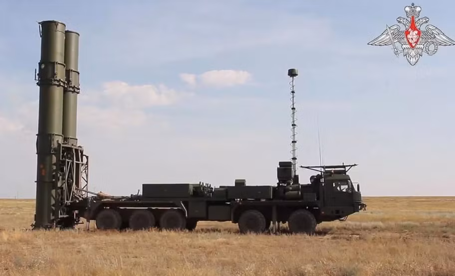 Tên lửa 77N6 hai tầng là phiên bản sửa đổi của tên lửa 9M82 được sử dụng trong hệ thống phòng không S-300V4. Chúng được trang bị động cơ tên lửa rắn giai đoạn đầu (SRM) nặng hơn và xung lực cao hơn, giúp tăng đáng kể khả năng chiến đấu.