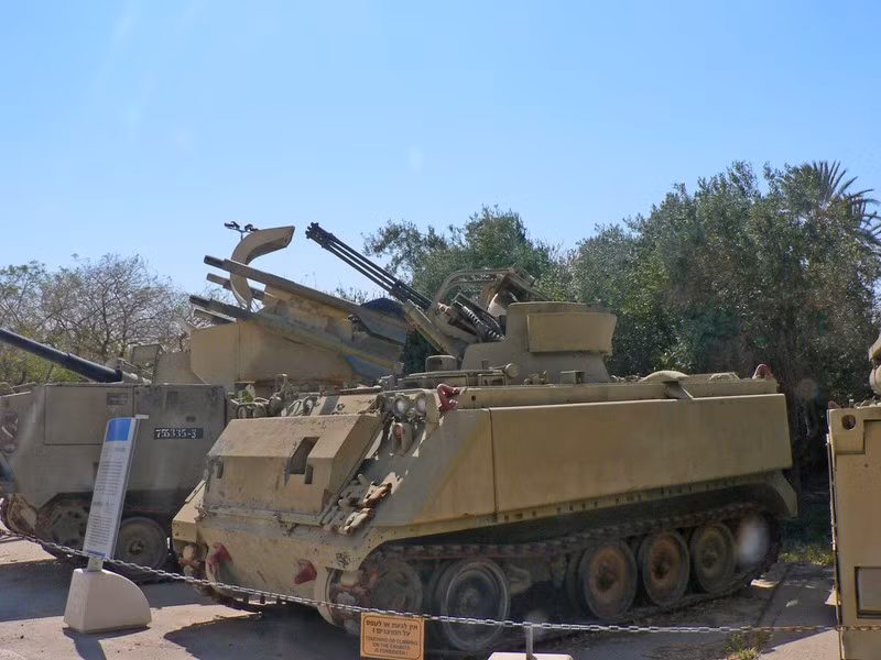 Đối với pháo M61 Vulcan, chúng phục vụ trong IDF như một phần của hệ thống Machbet (hiện đại hóa pháo phòng không tự hành M163 VADS do Mỹ chế tạo trên khung gầm trên xe bọc thép chở quân M113), đã được Israel đã sử dụng từ năm 1997 đến năm 2006.