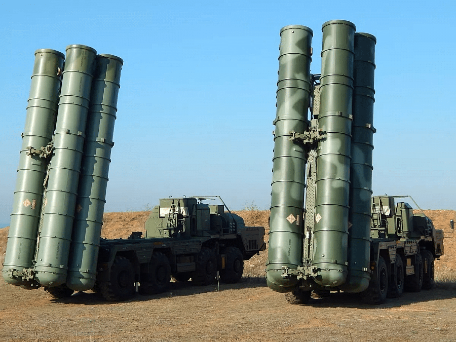 Hệ thống S-500, từng được các chuyên gia Trung Quốc thuộc Tạp chí China Military nhận xét đây là loại “vũ khí chết chóc nhất” của Nga, được cho là có tầm hoạt động 600km, gấp 1,5 phạm vi 400km của S-400 và S-300 - hiện đang là hệ thống phòng không tầm xa tiên tiến nhất của Nga. Hệ thống cảm biến của S-500 được cho là “không có đối thủ”, và khi được kết nối với các nền tảng cũ như S-300, S-500 có thể cung cấp dữ liệu chính xác cho các hệ thống cũ nhắm bắn mục tiêu.