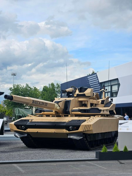 Một tính năng chính của Leclerc Evolution là tích hợp module chiến đấu điều khiển từ xa ARX 30 (30 x 113 mm), cung cấp thêm vũ khí được thiết kế đặc biệt cho chiến đấu với máy bay không người lái.