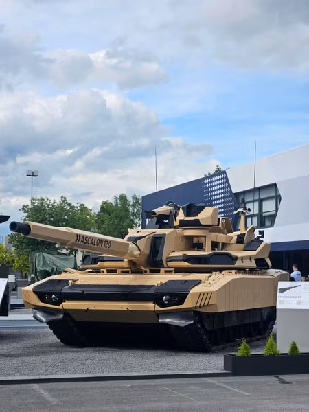 Một tính năng chính của Leclerc Evolution là tích hợp module chiến đấu điều khiển từ xa ARX 30 (30 x 113 mm), cung cấp thêm vũ khí được thiết kế đặc biệt cho chiến đấu với máy bay không người lái.