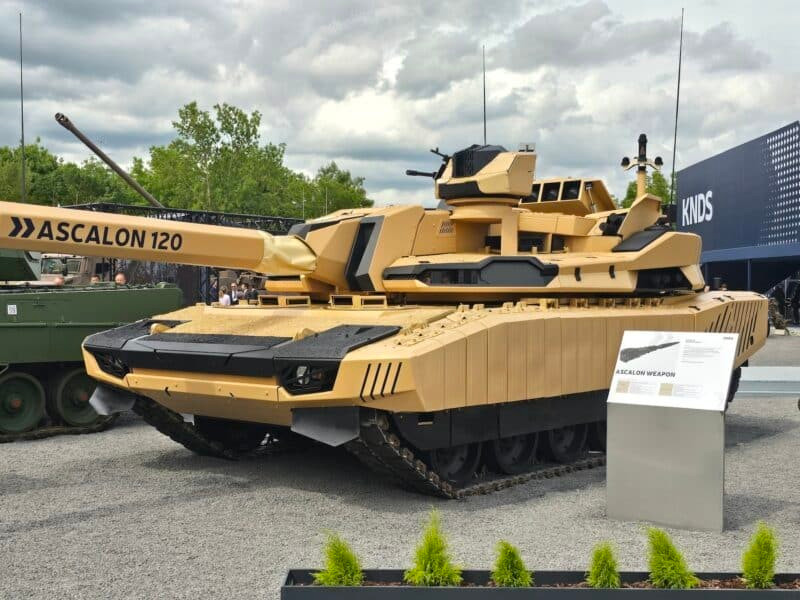 Hệ thống phòng vệ chủ động (APS) tăng cường khả năng bảo vệ trước các mối đe dọa sắp tới và hệ thống lọc CBRN (chống tác nhân hóa học, sinh học, X quang và hạt nhân) đảm bảo an toàn cho kíp lái trong môi trường thù địch.