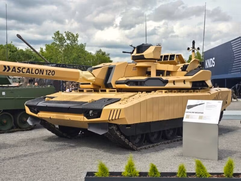 Hệ thống phòng vệ chủ động (APS) tăng cường khả năng bảo vệ trước các mối đe dọa sắp tới và hệ thống lọc CBRN (chống tác nhân hóa học, sinh học, X quang và hạt nhân) đảm bảo an toàn cho kíp lái trong môi trường thù địch.