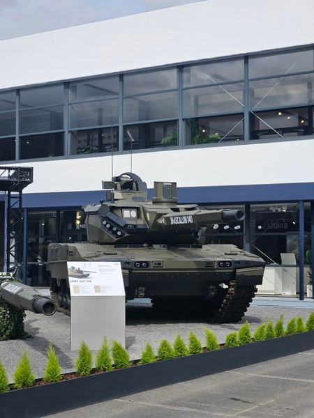 Ngoài ra, xe tăng còn có bệ phóng với khả năng triển khai 3 loại đạn tầm xa, đi kèm với hệ thống phòng thủ đa quang phổ Galix, cho phép giấu thiết bị mặt đất khỏi khí tài trinh sát quang học, laser và hồng ngoại.