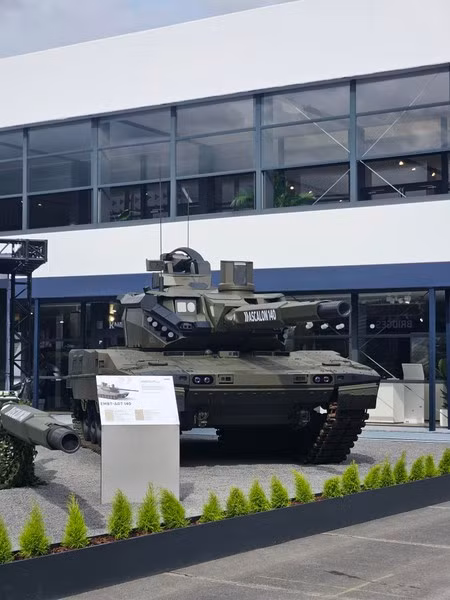 Ngoài ra, xe tăng còn có bệ phóng với khả năng triển khai 3 loại đạn tầm xa, đi kèm với hệ thống phòng thủ đa quang phổ Galix, cho phép giấu thiết bị mặt đất khỏi khí tài trinh sát quang học, laser và hồng ngoại.