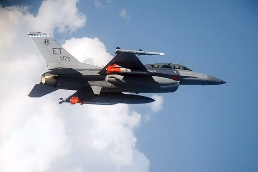 Ưu điểm lớn nhất mà tiêm kích F-16AM có được trước chiến đấu cơ hạng nặng như Su-35S hay Su-30SM của Nga đó là chúng có diện tích phản xạ radar thấp, khiến radar N035 Irbis hay N011M BARS khó phát hiện từ xa.
