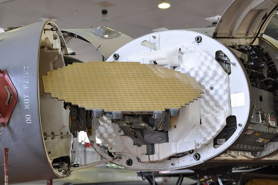 Cần đặc biệt nhấn mạnh vào giữa những năm 1990, các trạm radar AN/APG-66(V) 2A hiện đại hóa đã được lắp đặt trên F-16AM trong chu kỳ nâng cấp giữa vòng đời, đây là radar xung băng tần X kết hợp hoàn toàn (tần số bước sóng centimet).