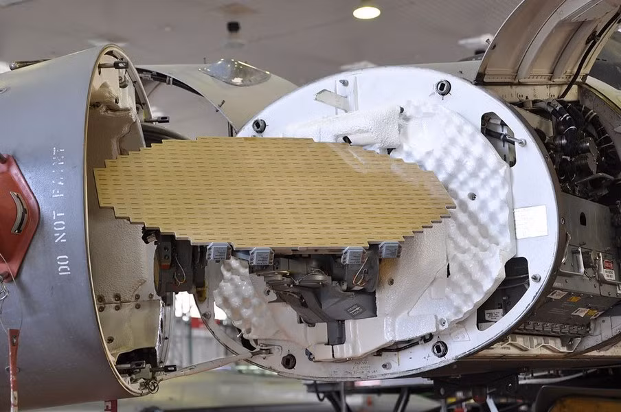 Cần đặc biệt nhấn mạnh vào giữa những năm 1990, các trạm radar AN/APG-66(V) 2A hiện đại hóa đã được lắp đặt trên F-16AM trong chu kỳ nâng cấp giữa vòng đời, đây là radar xung băng tần X kết hợp hoàn toàn (tần số bước sóng centimet).