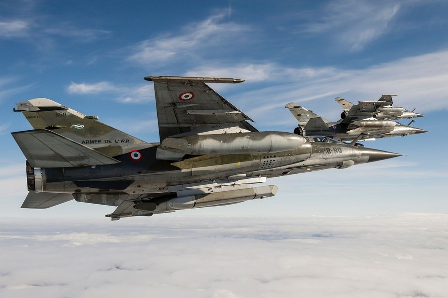 Tiêm kích Mirage 2000 sử dụng động cơ SNECMA M53-P20 rất tin cậy, đơn giản trong bảo trì, giúp máy bay có thể cất cánh từ các đường cao tốc khu vực ở Tây Ukraine, khiến Nga khó lòng tấn công phủ đầu vào các căn cứ không quân dự kiến triển khai như trường hợp F-16AM.