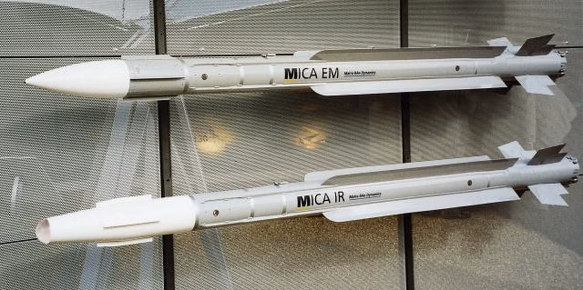 Ưu điểm của tiêm kích Mirage 2000-5 đó là hệ thống kiểm soát hỏa lực của nó cho phép sử dụng tên lửa không đối không MICA-EM tối tân lắp đầu dẫn radar chủ động (GOS), và cả phiên bản MICA-IR trang bị đầu dò hồng ngoại.