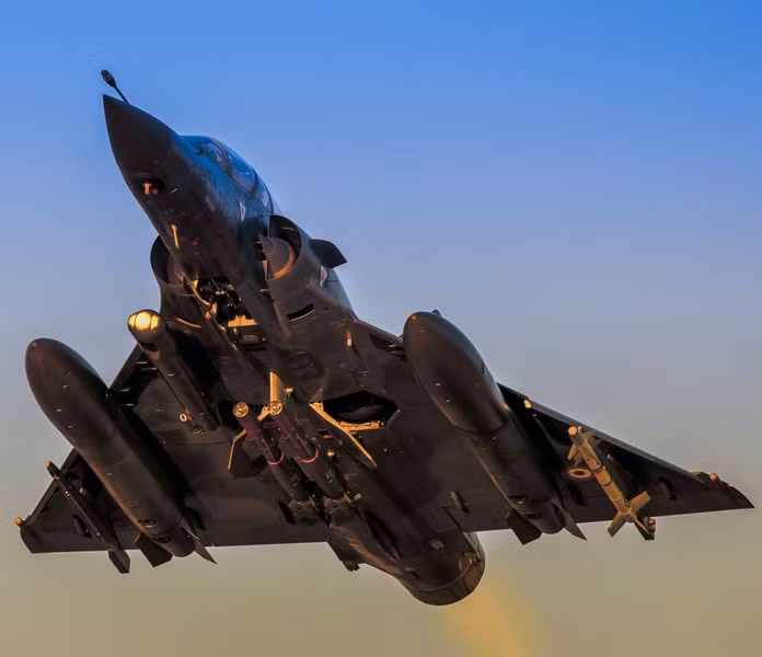 Chưa dừng lại đây, các tiêm kích Mirage 2000-5 hoàn toàn đủ khả năng tích hợp tên lửa không đối không tầm siêu xa MBDA Meteor, hiện đã được trang bị cho tiêm kích Rafale tiến tiến hơn.