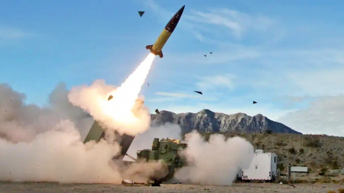 ATACMS có nhiều loại hệ thống, mỗi loại được thiết kế riêng theo yêu cầu nhiệm vụ cụ thể. Các biến thể chính bao gồm Block I, Block IA và Block IA Unitary. Biến thể Block I mang đầu đạn chùm, trong khi các biến thể Block IA và Block IA Unitary được trang bị đầu đạn đơn để tấn công chính xác. Mỗi loại hệ thống cung cấp các khả năng riêng biệt, cho phép chỉ huy lựa chọn tùy chọn phù hợp nhất dựa trên mục tiêu và mục tiêu nhiệm vụ.