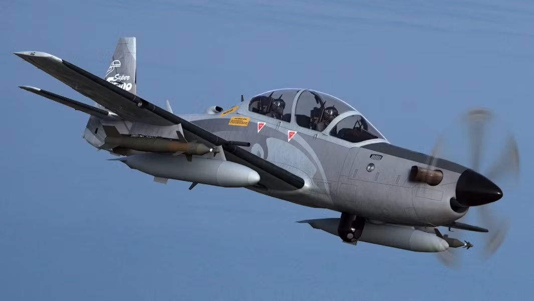 Cùng năm đó, mẫu trình diễn Super Tucano đã được mang tới Bồ Đào Nha để chào hàng, nó không chỉ thực hiện các chuyến bay trình diễn mà còn cho thấy khả năng sử dụng vũ khí tại cơ sở huấn luyện lực lượng không quân của nước này.