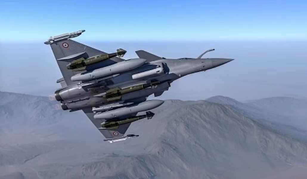 Cần lưu ý thêm, AASM Hammer là bộ sản phẩm dạng module được lắp trên bom 250 kg và 1.000 kg, bao gồm phần mũi với các hệ thống dẫn đường (quán tính, vệ tinh, cũng như hình ảnh nhiệt hoặc laser tùy chọn) và cánh lái, ngoài ra còn có phần đuôi gắn động cơ đẩy.