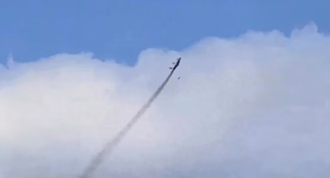 Trong đoạn video, dễ dàng nhận thấy phi công lái tiêm kích MiG-29 bay gần sát mặt đất nhằm lẩn tránh radar phòng không của Nga, sau đó anh ta nâng mũi máy bay lên và tăng mạnh độ cao theo một góc 45 độ.