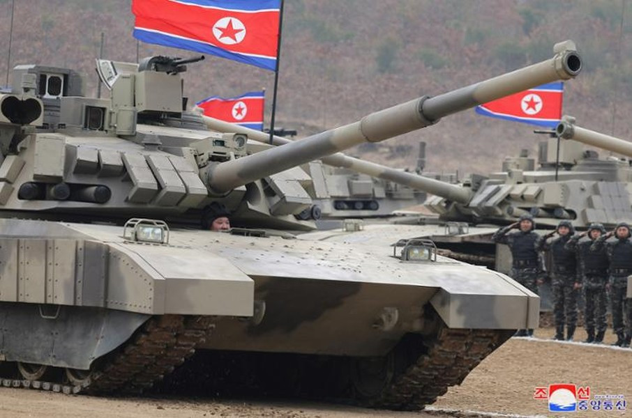 Nhiều khả năng các thành viên trong kíp điều khiển được bố trí tương tự M1 Abrams của Mỹ khi vị trí nạp đạn được đặt ở bên trái, trong tháp pháo, giúp dễ dàng sử dụng đạn dự trữ được đặt trong hốc phía sau.