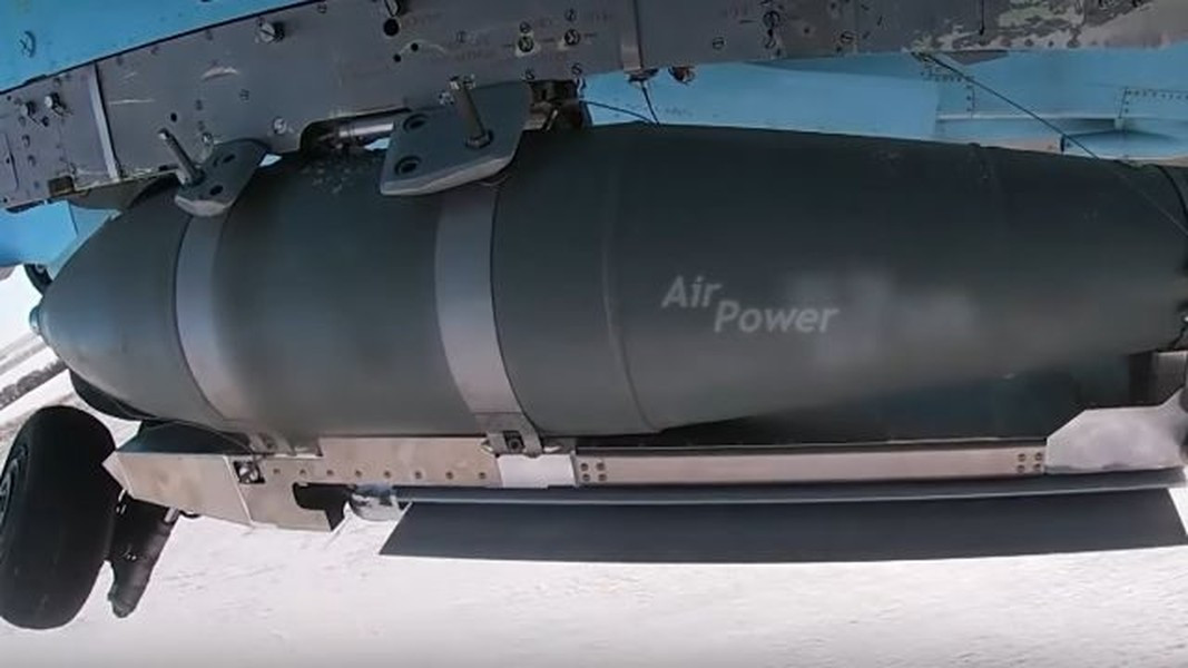 Chính vì vậy, chữ “T” trong tên gọi FAB-500T chính là viết tắt của từ “kháng nhiệt”, bởi vì loại bom này được thiết kế cho tốc độ rất cao lên tới Mach 2,83 của máy bay MiG-25RB cho nên yêu cầu phải chịu được nhiệt độ tương ứng.