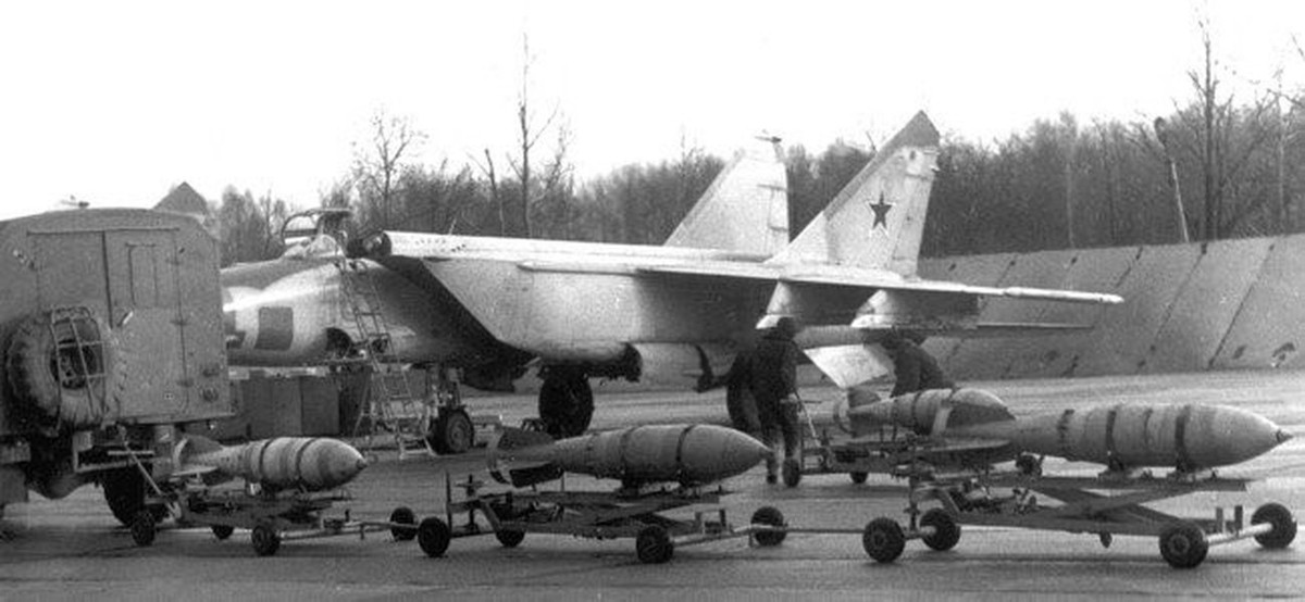 Nhưng điều quan trọng nhất cần nói về FAB-500T đó là loại bom này được tạo ra để sử dụng cho máy bay trinh sát và tấn công loại MiG-25RB, khi phương tiện nói trên có thể đạt tốc độ lên tới 3.000 km/h.