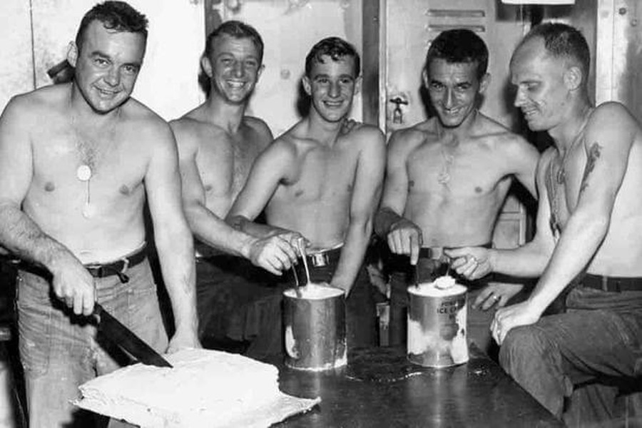 Cam kết của Hải quân mang kem đến cho các thủy thủ phục vụ ở Thái Bình Dương cũng mang lại lợi ích cho ngành công nghiệp kem đang gặp khó khăn trong thời chiến.