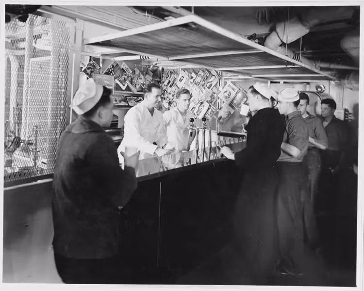 Theo Viện Hải quân Mỹ, tàu chiến USS Pennsylvania có cửa hiệu kem riêng, có đài phun nước ngọt và những bức tường lát gạch được trang trí bằng hình ảnh của những con tàu nổi tiếng.