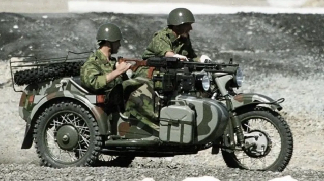 Bộ Quốc phòng Nga hôm 30/6 cũng cho biết, trong quá trình đánh chiếm ngôi làng Staromayorskoye và những khu định cư khác ở “Cộng hòa nhân dân Donetsk” gần Ugledar, các đơn vị tấn công của Nhóm tác chiến Vostok đã tích cực sử dụng xe máy để xung kích, vận chuyển đạn dược và lương thực, tấn công qua những cánh đồng trống trải, giảm thiểu nguy cơ bị UAV Ukraine tấn công. Để giành thành công chiến thuật, chỉ huy thường sử dụng các nhóm cơ giới hóa kết hợp với các đơn vị bộ binh xung kích. Ngoài ra, những nhóm xe máy và xe buggy đã đóng vai trò cơ động nghi binh, đánh lạc hướng đối phương… từ đó hỗ trợ việc đánh chiếm các cứ điểm”.