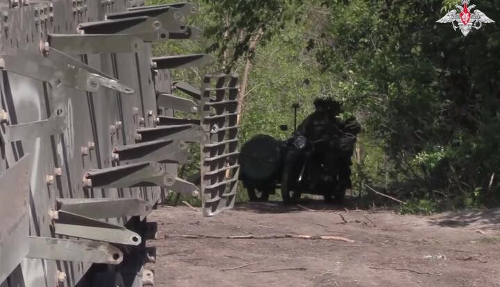  Chiến thuật này hiện được các quân Nga ở những đơn vị khác áp dụng. Không chỉ xe máy mà cả xe đẩy cũng được sử dụng để tấn công và sơ tán người bị thương. Sử dụng xe máy cũng có thể nhanh chóng cung cấp quân nhu và đạn dược cho tiền tuyến. Nguồn ảnh: Bộ Quốc phòng Nga, Zerkalo.IO, War Telegraf, UKR.net, Press.Lv). 