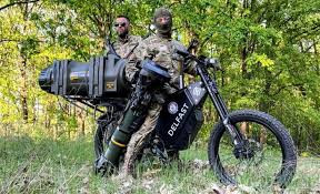 Hãng Sputnik đã đăng tải video clip tổng hợp về lực lượng “kỵ binh ngựa sắt” này của Nga. Clip ghi lại cảnh quân nhân Nga di chuyển nhanh bằng xe máy 2 bánh phân khối lớn và xe buggy 4 bánh. Thường thì mỗi người cưỡi một xe máy, cũng có trường hợp hai người trên một xe máy, có đeo súng sau lưng. Trong số xe buggy, có xe gắn thêm sẵn súng máy phía trên, giúp người lái bắn trực tiếp khi cần thiết. Các “kỵ binh” Nga thời hiện đại này di chuyển cơ động linh hoạt qua các địa hình chiến trường. Khi tới nơi, họ để lại ngựa sắt, xách súng bộ binh tiếp cận mục tiêu sẵn sàng chiến đấu.