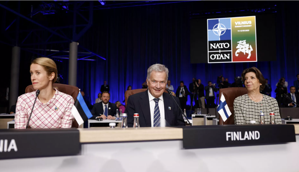 My sap tiep can 15 can cu quan su Phan Lan, Nga phan ung 