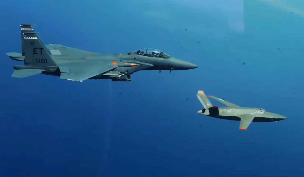 Như The War Zone đã nêu bật trong quá khứ, việc UAV XQ-58 không cần đường băng truyền thống, cực kỳ có lợi trong các hoạt động triển khai phân tán trong tương lai.