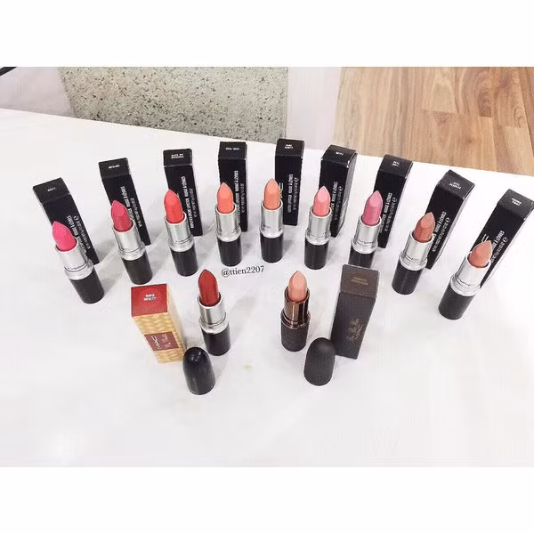 Ngoài ra Thuỷ Tiên còn được biết đến với thú chơi, sưu tập hàng hiệu như quần áo, giày dép… Ở tuổi 18, thú chơi này khiến Thuỷ Tiên trở thành một cô gái hết sức đặc biệt.