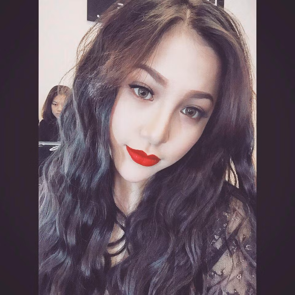 Trần Vũ Thuỳ Anh sinh năm 1996, đang là sinh viên năm hai Học viện Hành chính Quốc gia. Giống như bao cô gái trẻ khác, Thuỳ Anh cũng bị chất lượng, vẻ trang nhã, quyến rũ của thỏi son Christian Louboutin quyến rũ. Vốn là một người đam mê và “nghiện” son, Thuỳ Anh đã không bỏ qua cơ hội để sở hữu không chỉ 1 mà tới 5 thỏi son “bá đạo” này.