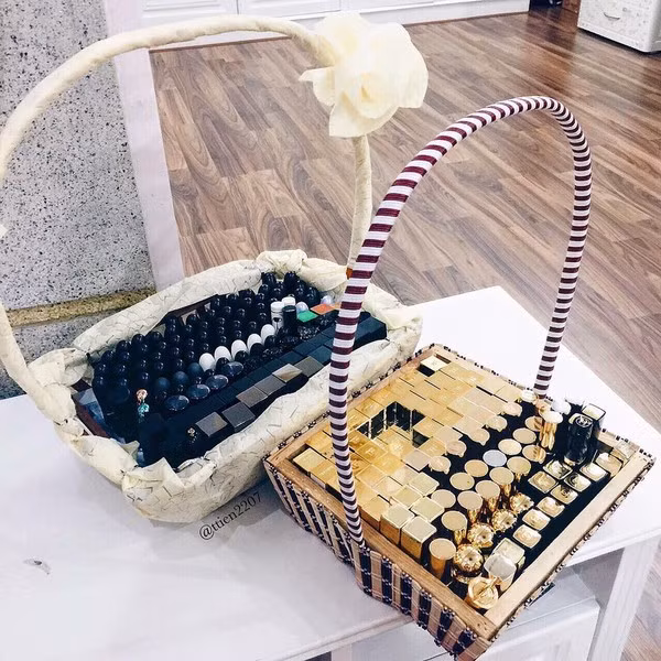 Hoàng Ngọc Thủy Tiên là sinh viên của chuyên ngành Kinh doanh quốc tế tại một trường Đại học bên Singapore. Hiện tại cô nàng sở hữu chính thức khoảng 400 thỏi son đủ các thương hiệu nổi tiếng, trong đó có những thỏi giá 15-20 triệu đồng.